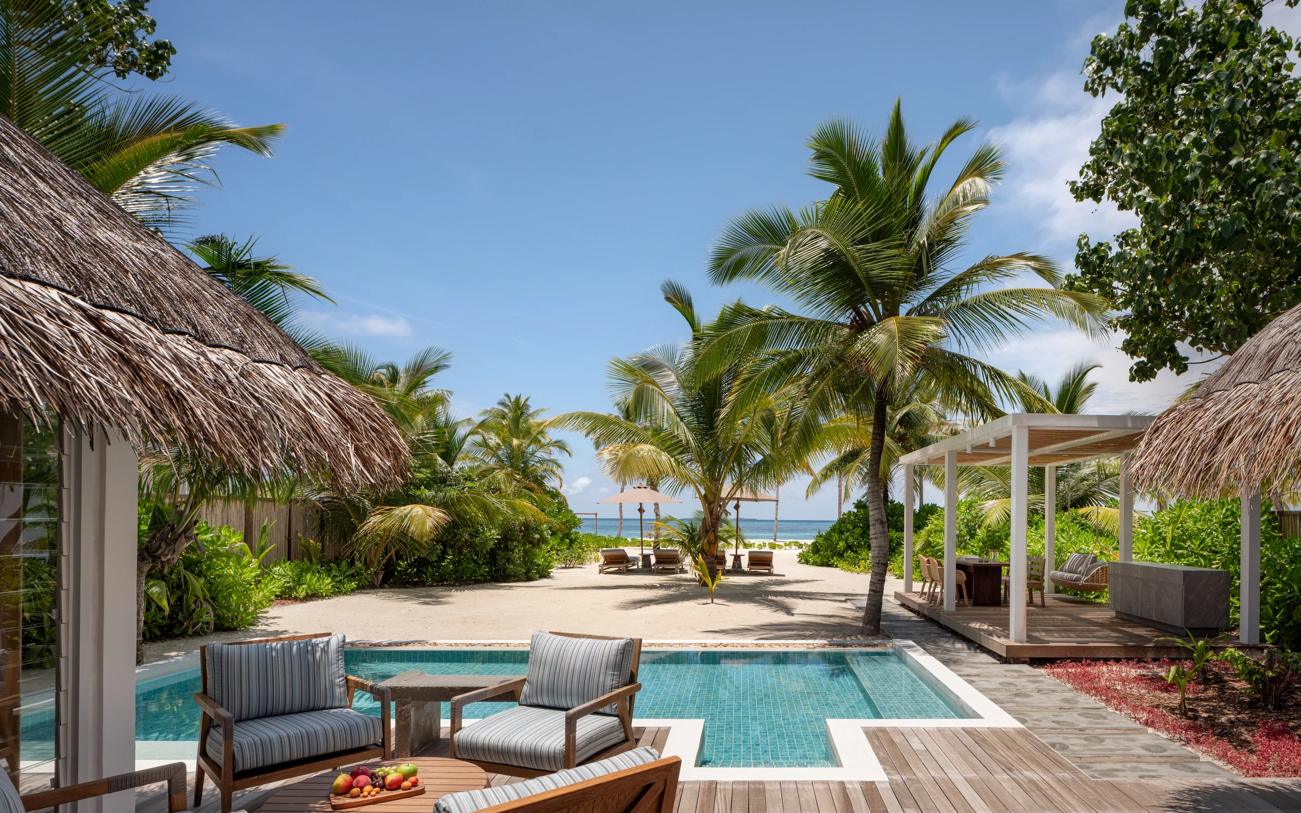 - 2,691 sq. ft. / 250 sq. m. - Max guests 4 - View: Ocean - 2 Bedrooms