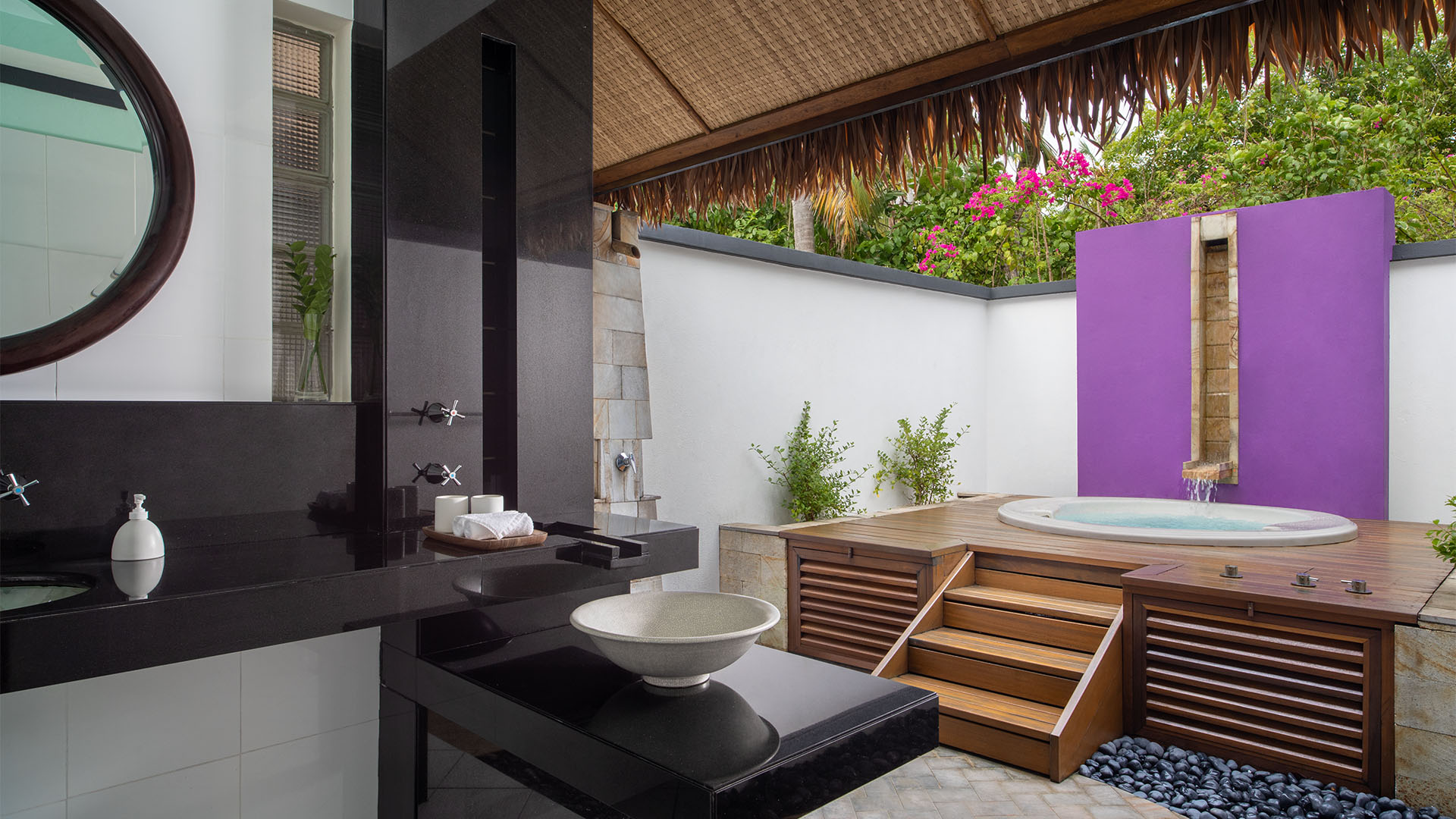 - 68 sqm / 732 sqft - King beds - View Rooms Oceanfront - 24 hours check in and check out - Coffee and Tea Making Facilities - Complimentary WiFi In Room Safe - Jet Tub - Minibar - Outdoor Shower - Smart TV