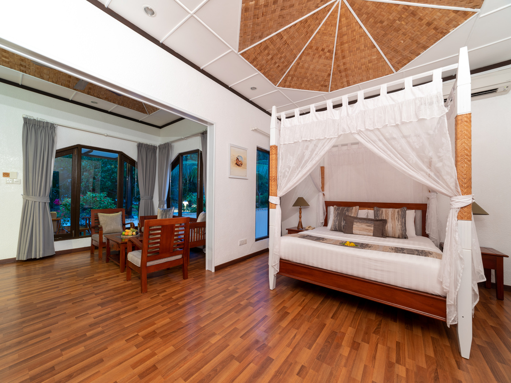 - With high thatched ceilings and elegant parquet flooring, these rooms are both spacious and inviting. The living and bedroom areas exude charm, making them perfect for families with children. The option for interconnecting rooms adds flexibility, ensuring everyone enjoys a comfortable stay