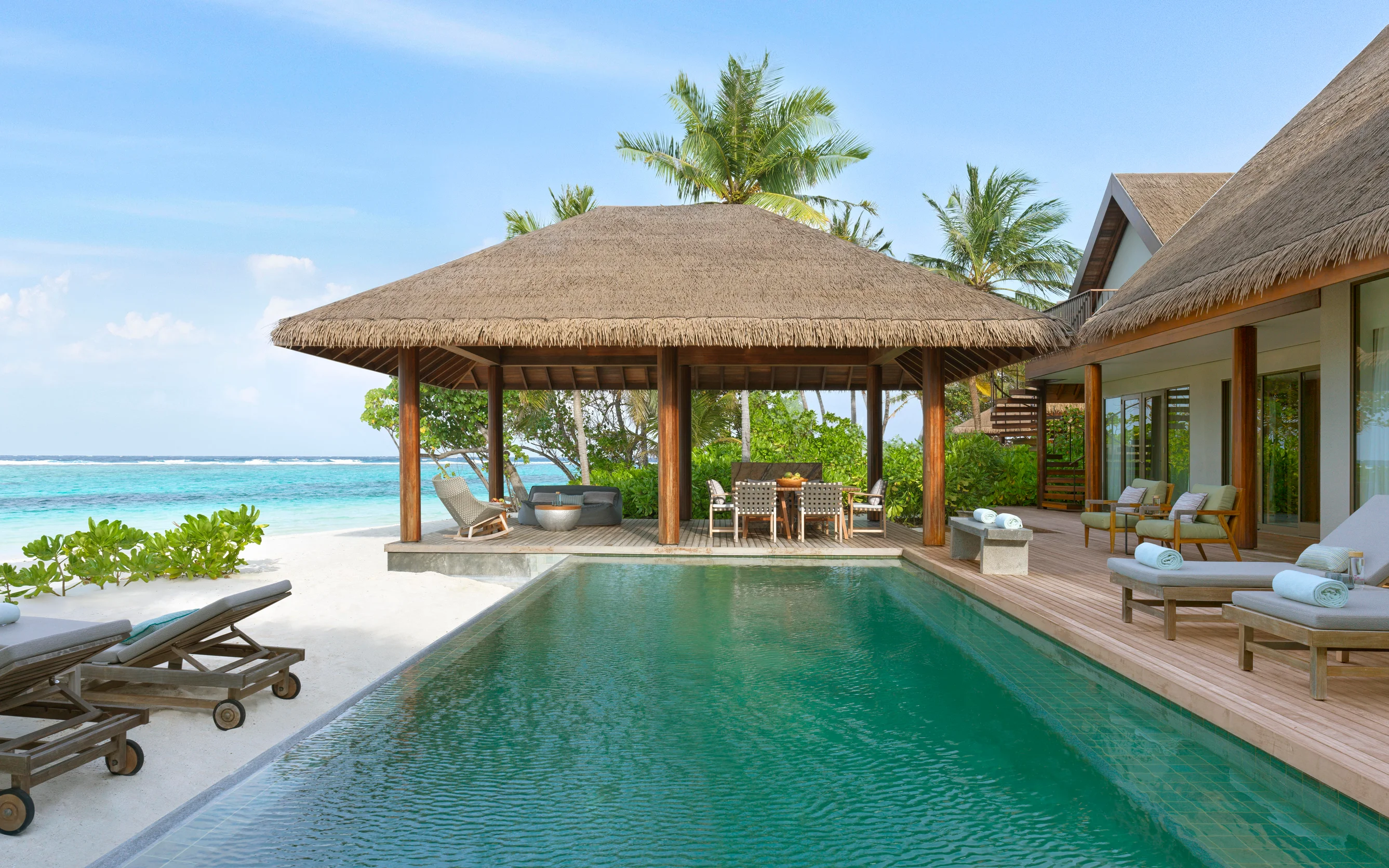 - 2,099 sq. ft. / 195 sq. m. - Max guests 3 - View: Ocean - 1 Bedroom