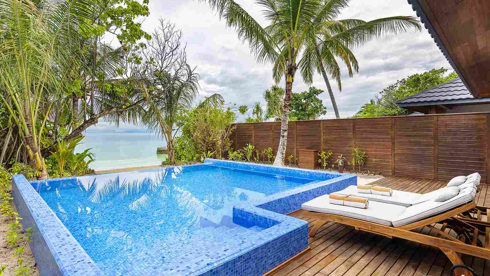 - 225M² - Secluded, spacious and luxurious, the Beach Residence provides contemporary interiors, spacious bedroom and living room, and a large private pool.