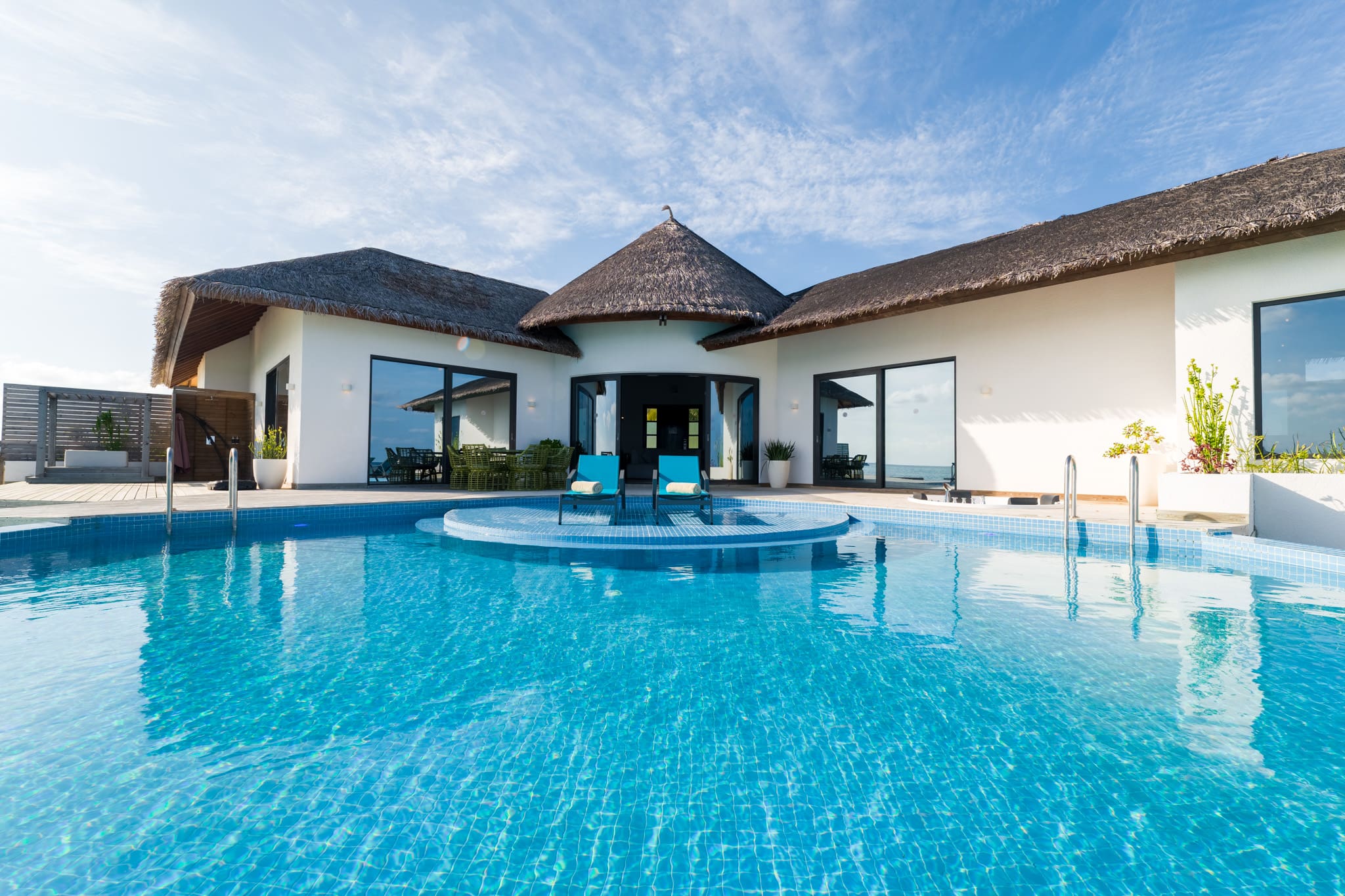 - 6 Person Guests - 350sqm Size - Seaview
